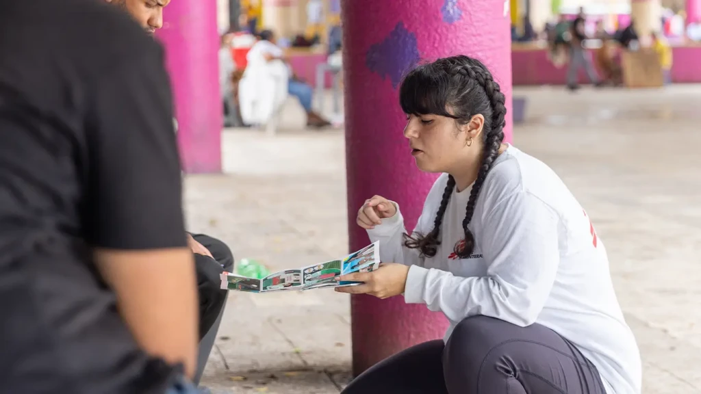 Una trabajadora comunitaria de MSF en Suchiate, en el sur de México, explica los servicios que presta la organización en la cercana ciudad de Tapachula y en el resto del país a los migrantes que acaban de cruzar la frontera desde Guatemala.