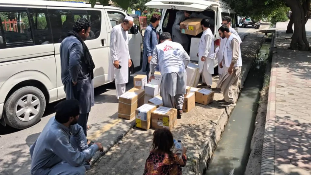 El equipo de MSF ha entregado kits de traumatología y un de atención a heridos a dos hospitales que están atendiendo a heridos por el seísmo. ​ © Ahmadullah Safi/MSF