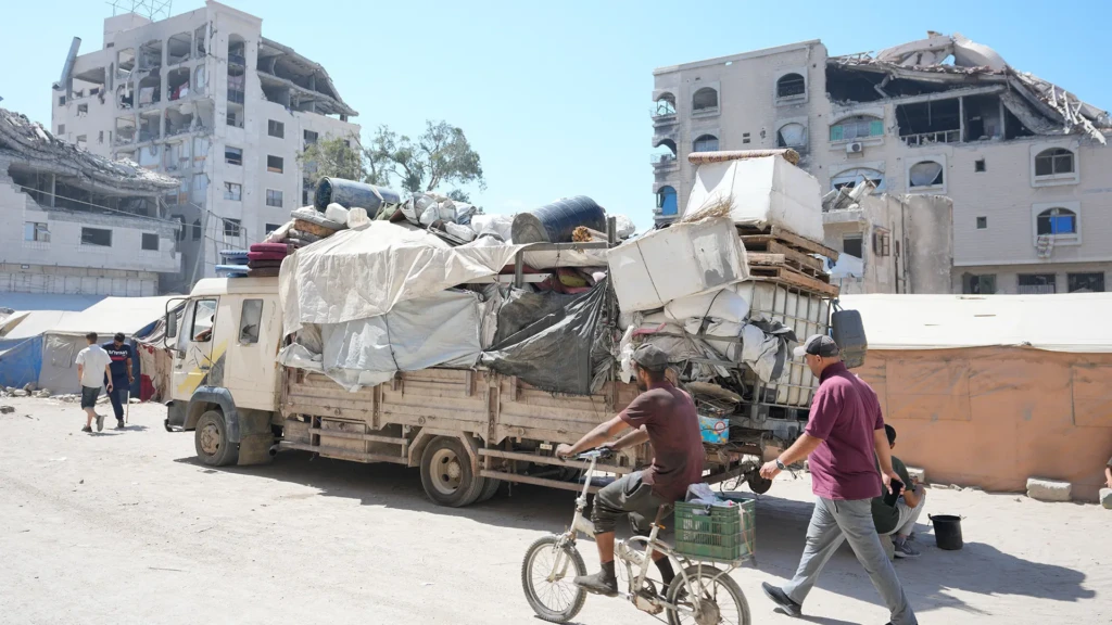Familias palestinas recogen lo que les queda para evacuar la ciudad de Gaza, al sur de la Franja. 4 de septiembre de 2025.