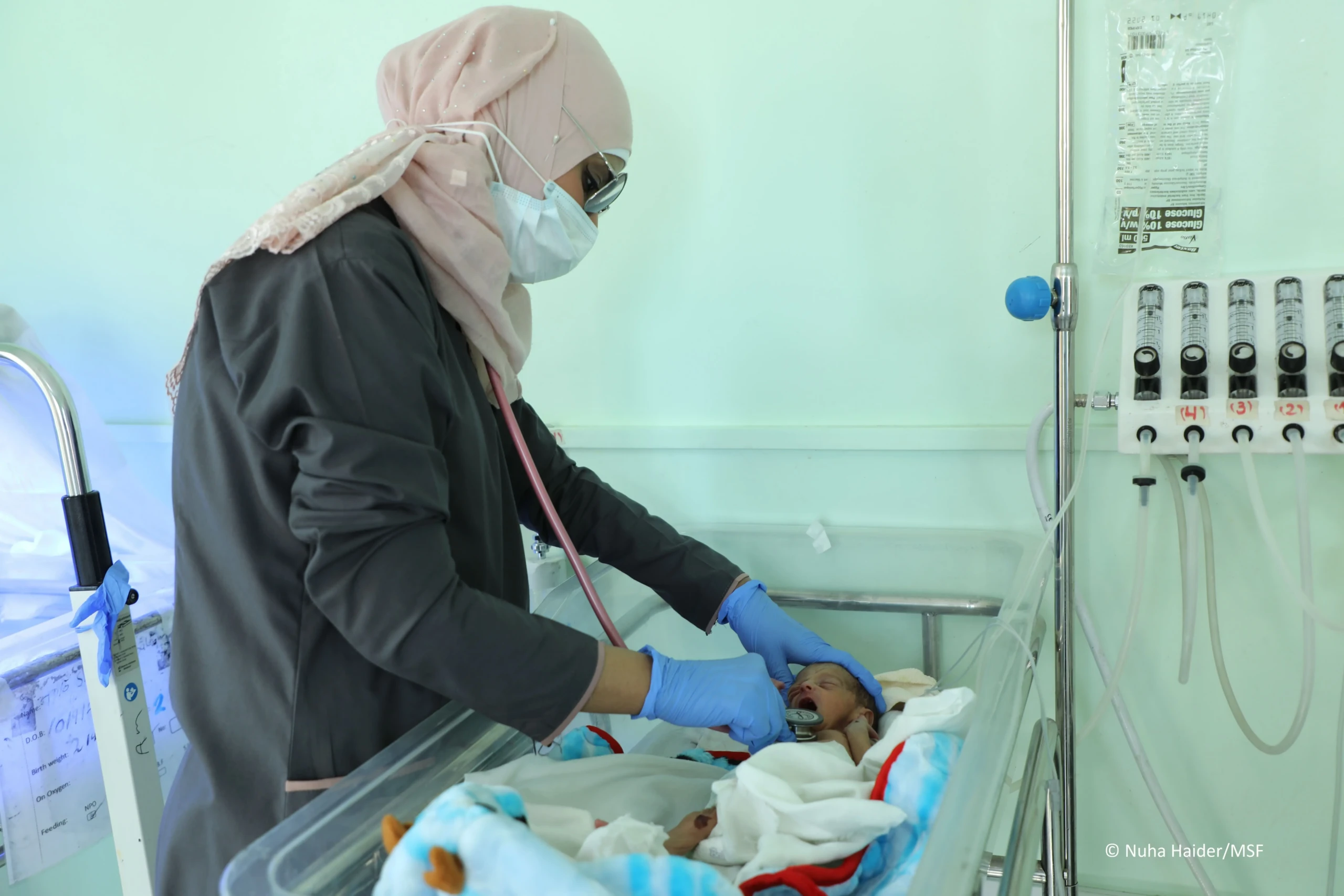 La Dra. Saeeda Ahmed revisando a un bebé prematuro en el hospital materno infantil de Al Houban.