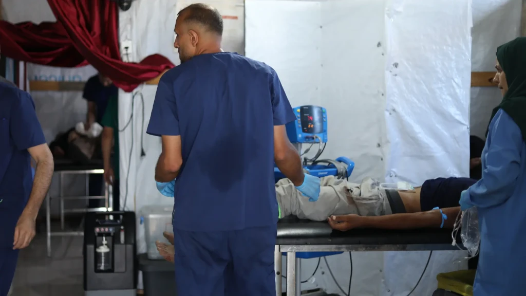 Personal médico en Al-Mawasi de MSF recibe a pacientes heridos después de que las fuerzas israelíes abrieran fuego contra personas en uno de los puntos de distribución de alimentos de la Fundación Humanitaria de Gaza. Gaza, Palestina