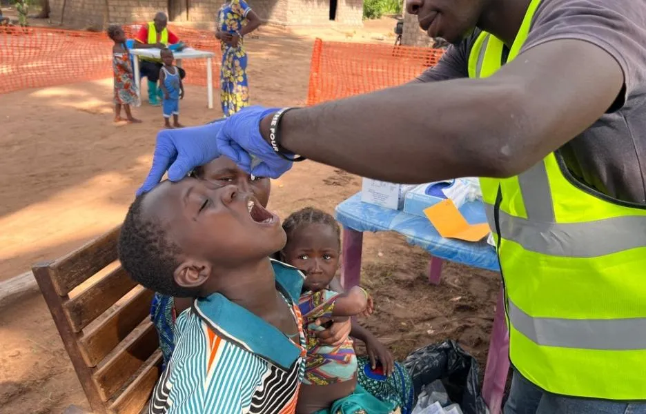 Un niño recibe la vacuna oral contra la poliomielitis durante una sesión de vacunación dirigida por MSF en Mala, donde las iniciativas de divulgación se centran en las familias desfavorecidas.