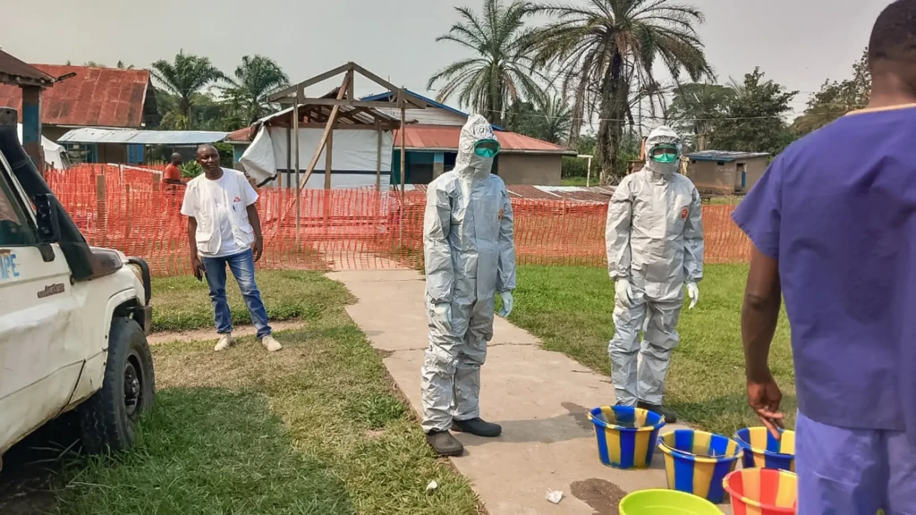 Un equipo de MSF apoya la instalación de un centro de tratamiento del ébola en la zona sanitaria de Bulape, República Democrática del Congo, septiembre de 2025.