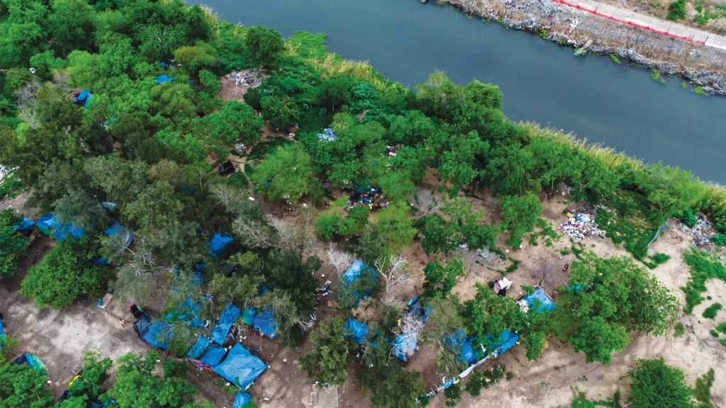 Vista aérea del campamento de personas migrantes a la orilla del Río Bravo que separa Matamoros, Tamaulipas, de Brownsville, Texas.