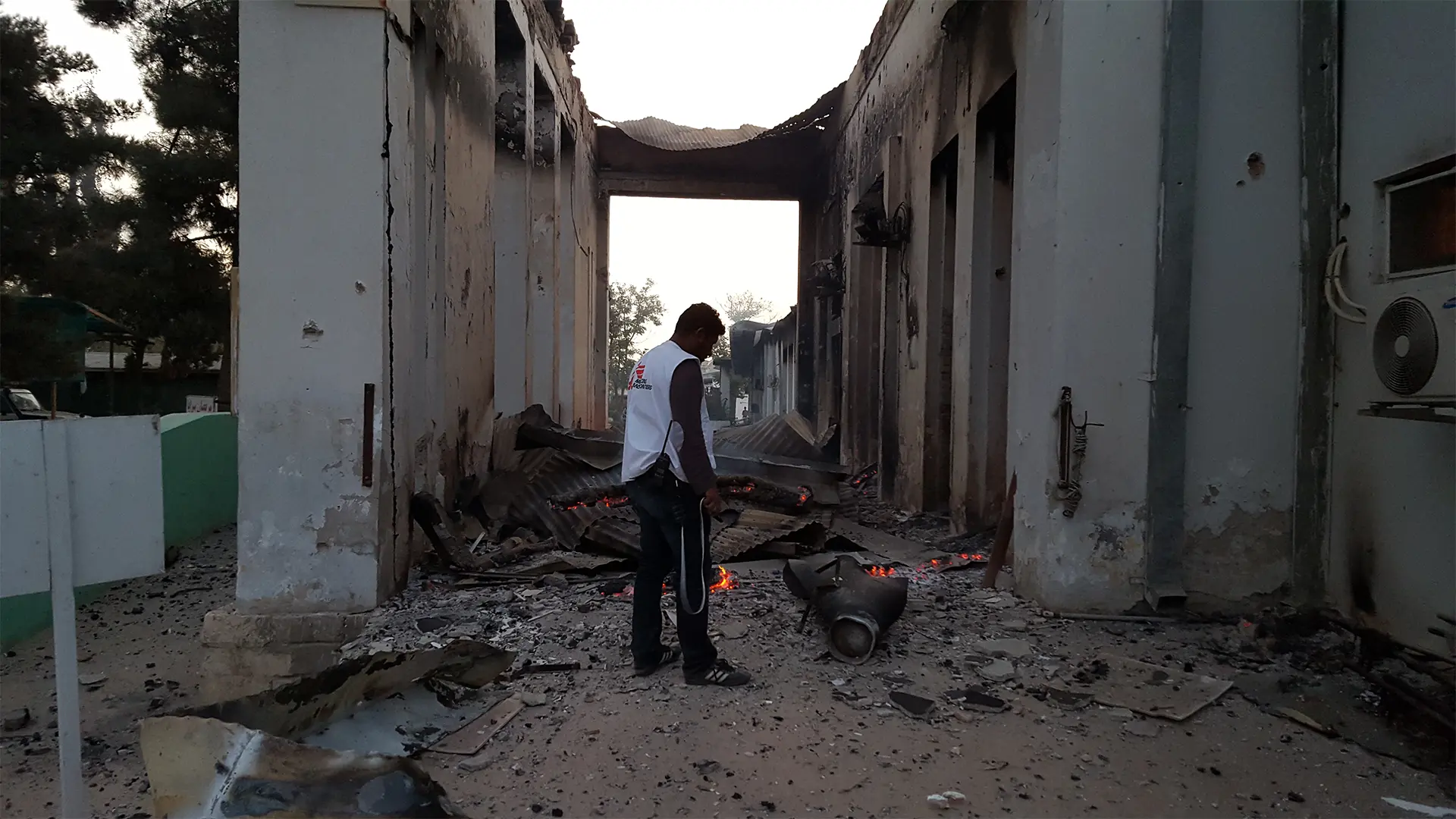 Un miembro del personal de MSF recorre las instalaciones del centro de traumatología de Kunduz el 3 de octubre, horas después de que sufriera graves daños a causa de los bombardeos del sábado 3 de octubre.