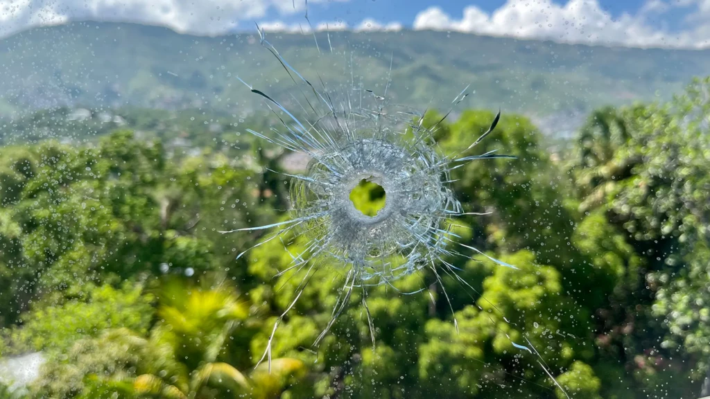 Impacto causado por una bala perdida en una ventana del centro de emergencias de MSF en Turgeau, Haití.