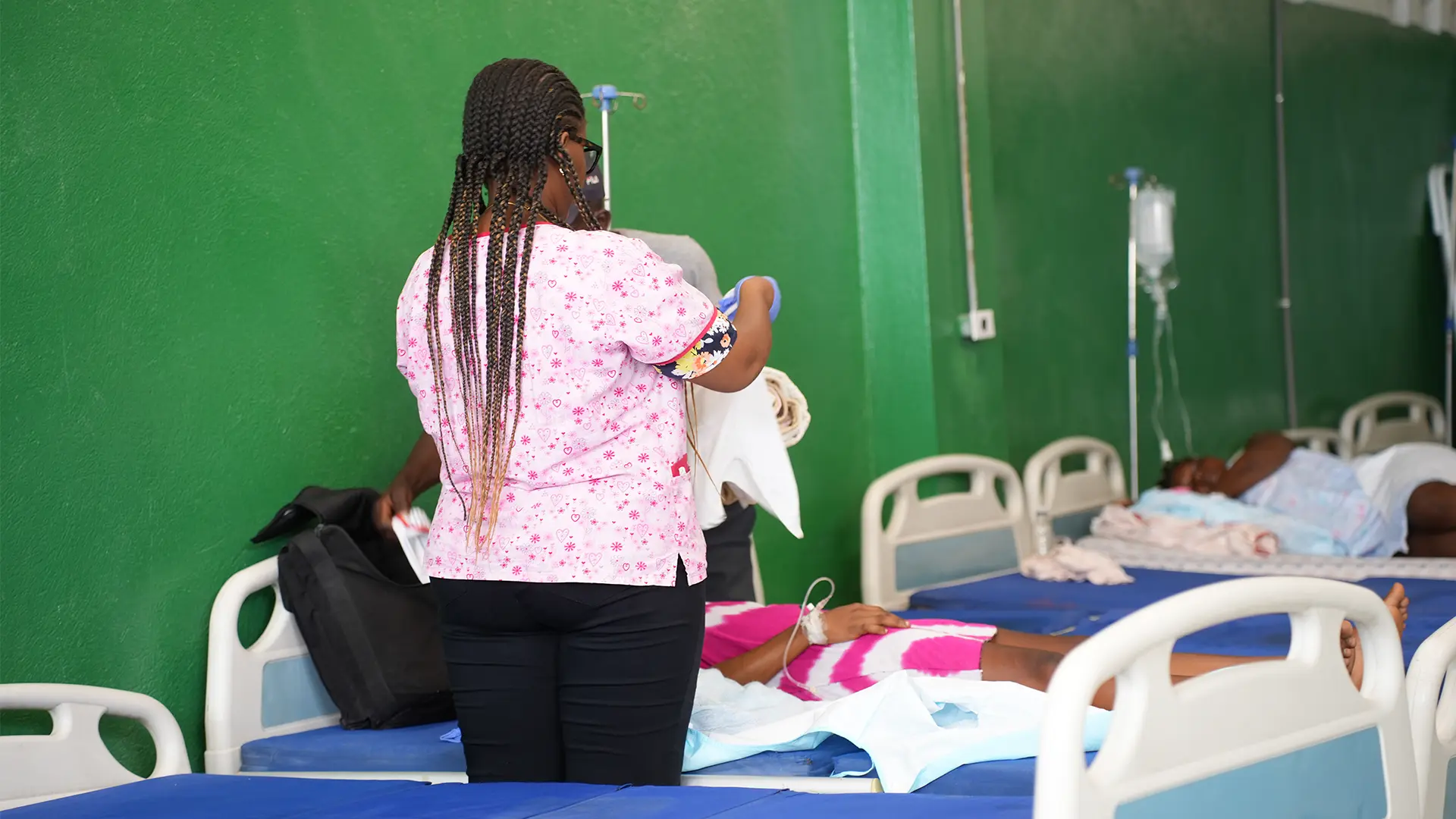 Una enfermera atiende a un paciente en la Maternidad Isaïe Jeanty, apoyada por MSF, en Puerto Príncipe.