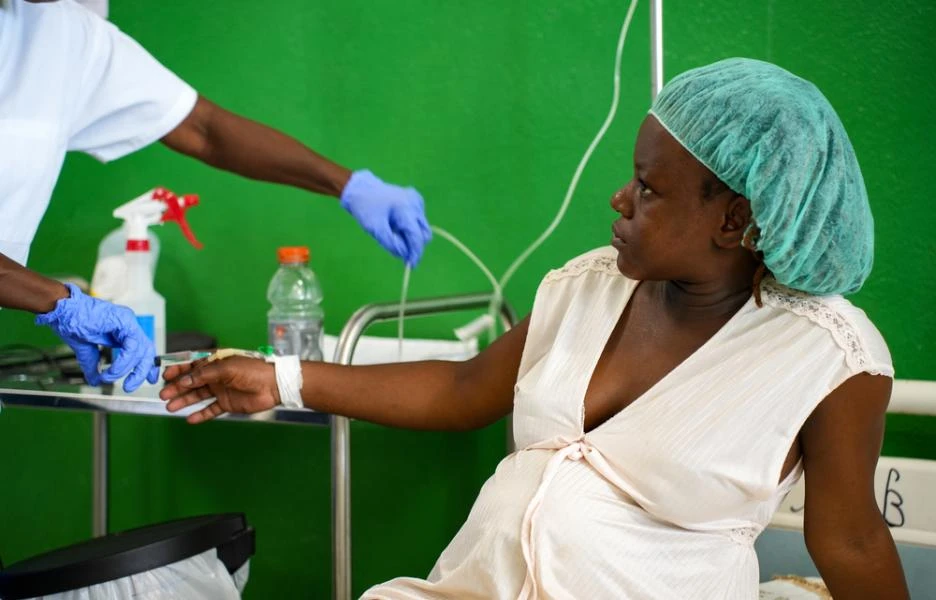 Chrislove, de 26 años, recibe atención médica en la maternidad Isaïe Jeanty de Puerto Príncipe, apoyada por MSF, tras dar a luz por cesárea. 