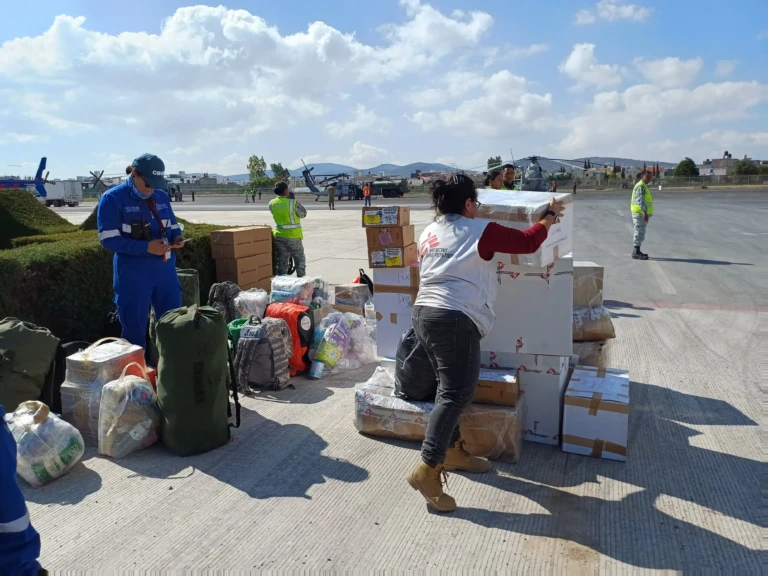 Un equipo de Médicos Sin Fronteras bajando cajas de suministros tras las inundaciones en Hidalgo.