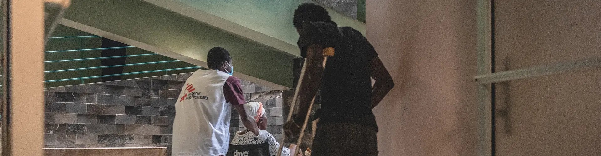 Tras ser atendidos y estabilizados por el equipo de MSF en Turgeau, estos pacientes, víctimas de un accidente de tráfico, recibieron el alta hospitalaria y regresaron a sus hogares. Puerto Príncipe, Haití, lunes 21 de junio de 2022.