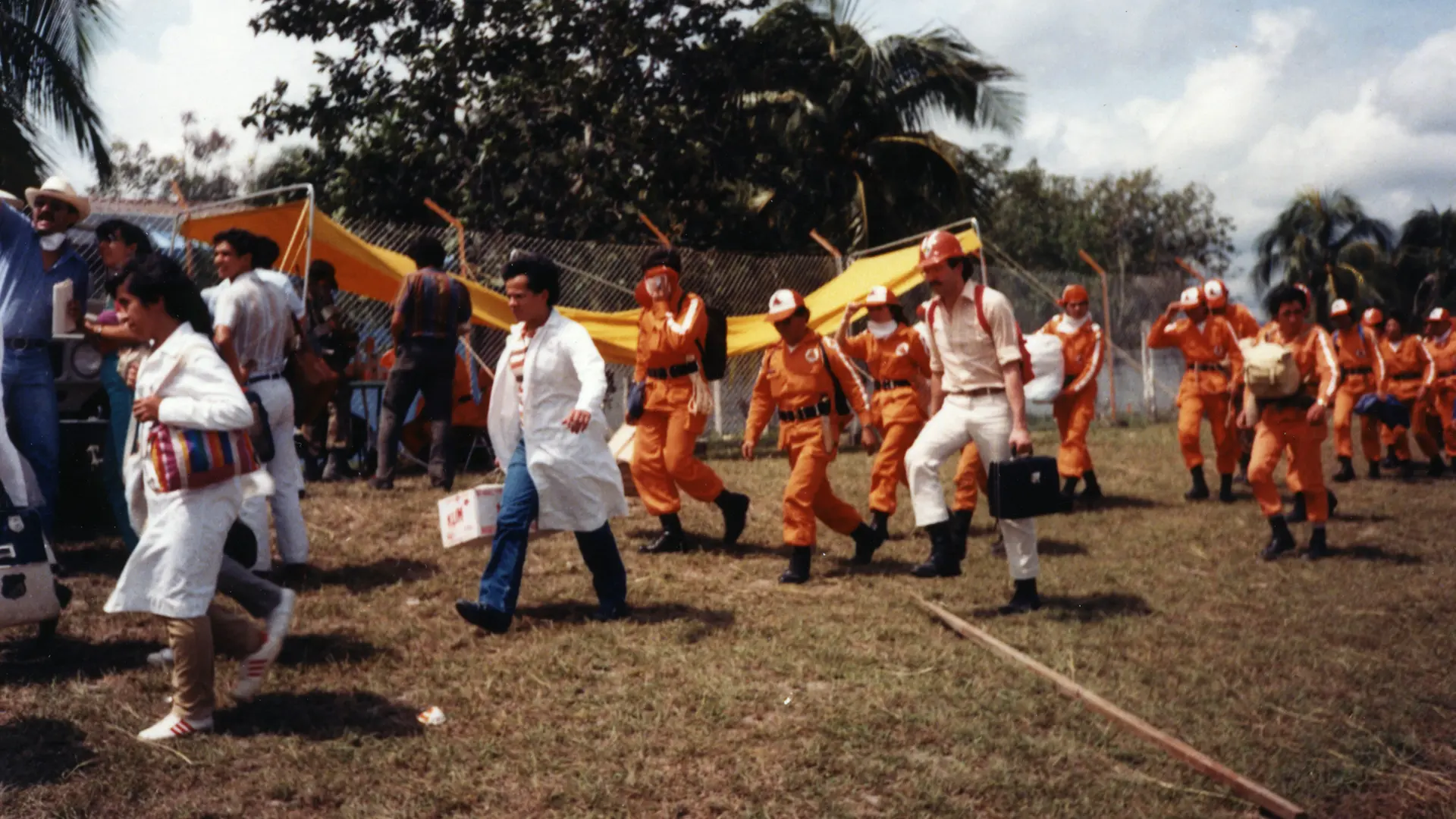 Armero1985: Tras la erupción del volcán Nevado del Ruiz, los equipos de MSF llegaron con 22 toneladas de suministros.