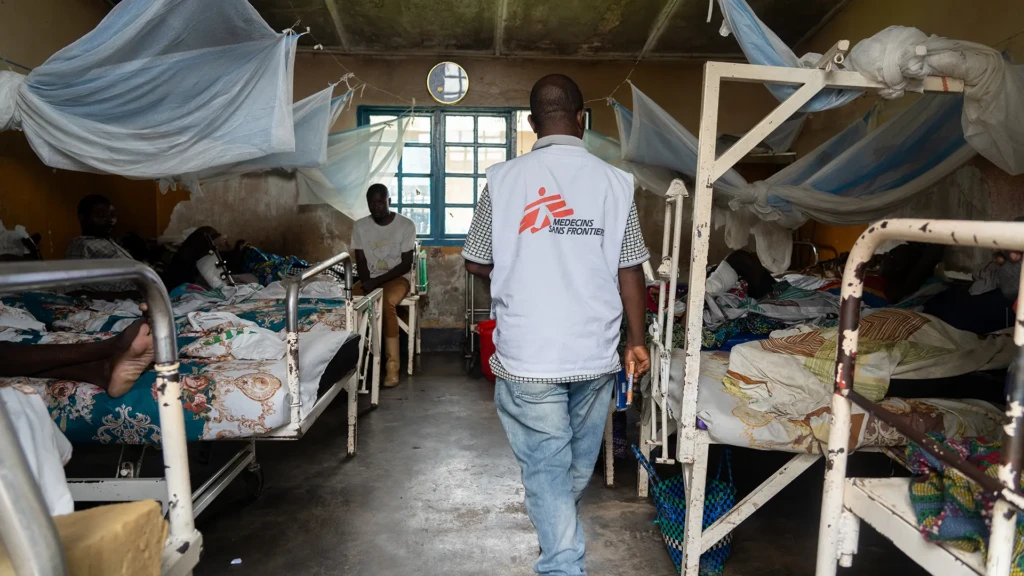 Bisgod Sifumungu, supervisor de MSF, visita a pacientes en el Hospital General de Referencia de Mweso.