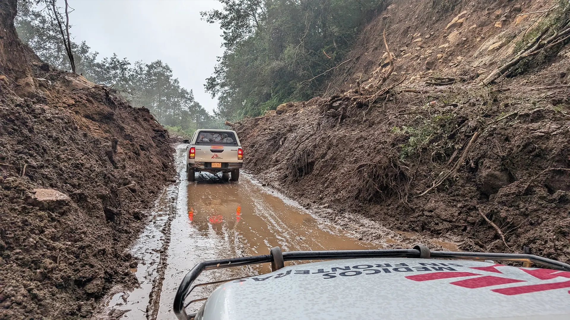 Vehículos de MSF en Hidalgo, Sierra, lodo. Los vehículos de Médicos Sin Fronteras (MSF) atraviesan deslizamientos de tierra y caminos fangosos para llegar a comunidades aisladas en las montañas de Hidalgo.