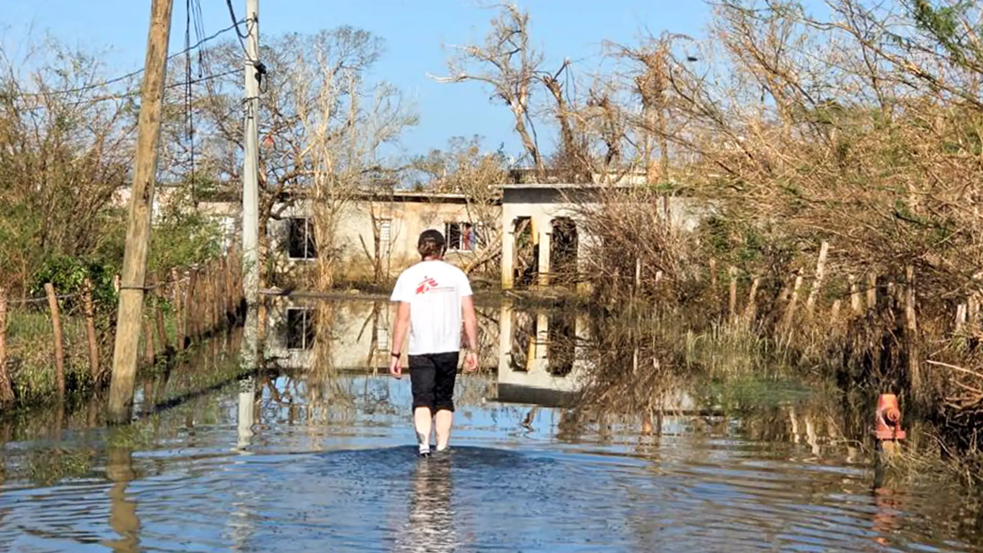 Los equipos de MSF brindaron apoyo psicosocial y agua embotellada a las personas en las zonas afectadas por le huracán Melissa. Jamaica 2025.