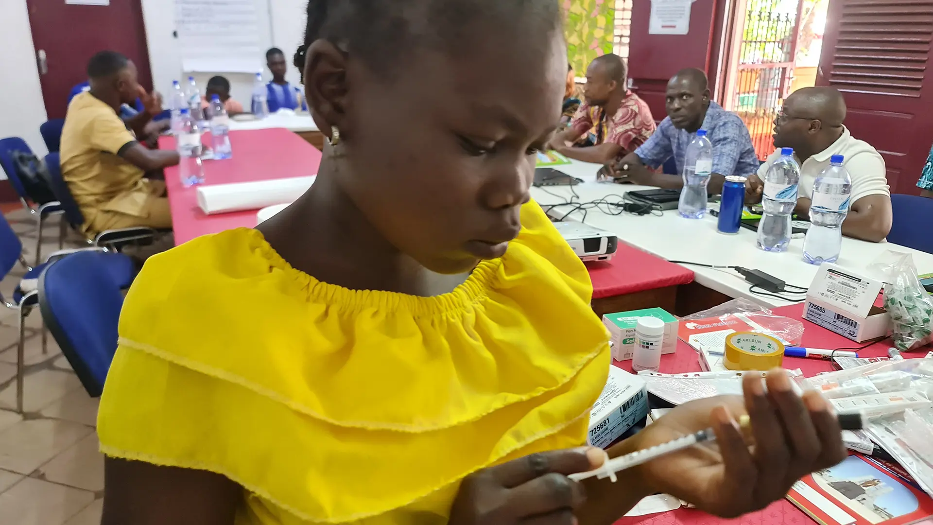 Carole Weibara, paciente con diabetes tipo 1, se prepara una dosis de insulina durante una sesión de capacitación sobre el manejo de la diabetes y el autocuidado en Carnot.
