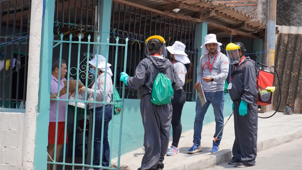 Equipo de MSF explica a un miembro de la comunidad los métodos PPF y TIRS que se aplicarían en su hogar como parte del estudio.
