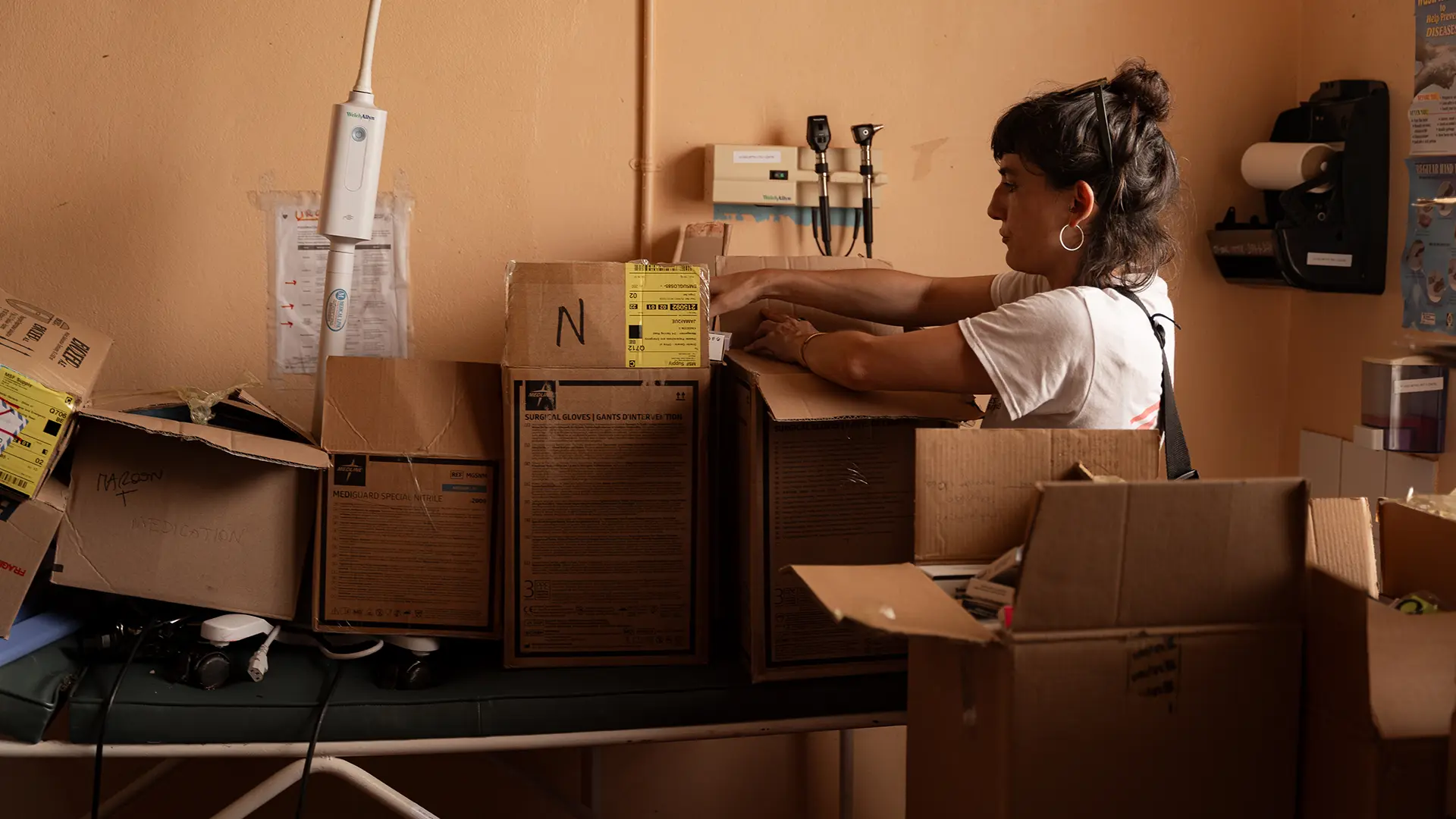 La Dra. Virginia Moneti, especialista en enfermedades infecciosas de MSF, desempaca suministros médicos que fueron donados al centro de salud Maroon en la parroquia de St. James. Jamaica, noviembre de 2025.