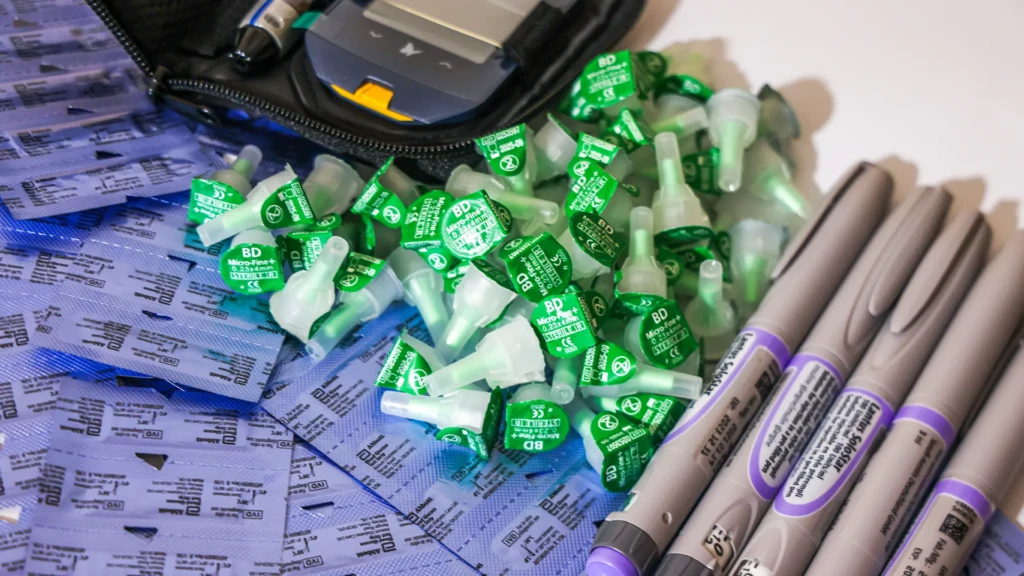 Plumas de insulina y tapones de agujas junto a un glucómetro en la clínica de MSF en Arsal, al norte del Líbano. 2023.