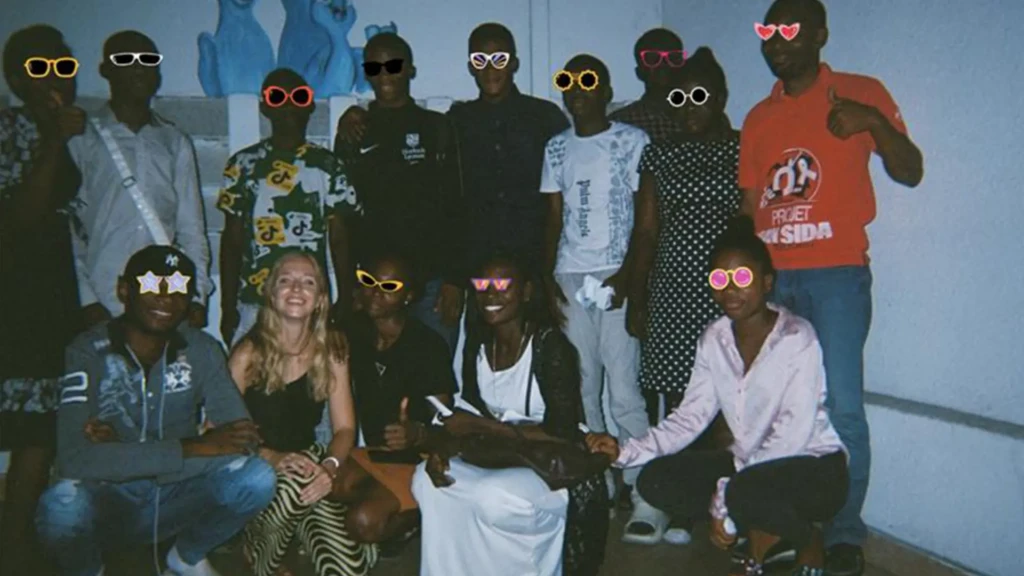 Jóvenes con VIH comparten su vida cotidiana, esperanzas y desafíos, ofreciendo una perspectiva única e íntima sobre una realidad a menudo invisible. República Democrática del Congo. © Emilia Brazy-Nancy/MSF