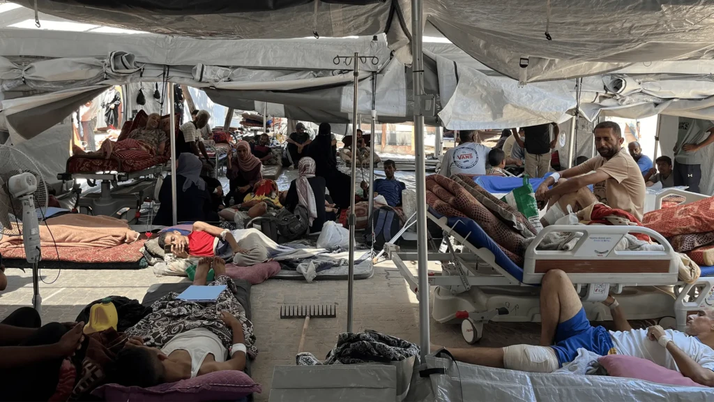 Sin camas disponibles, los pasillos y las áreas al aire libre del Hospital Nasser están llenos de pacientes. Franja de Gaza.