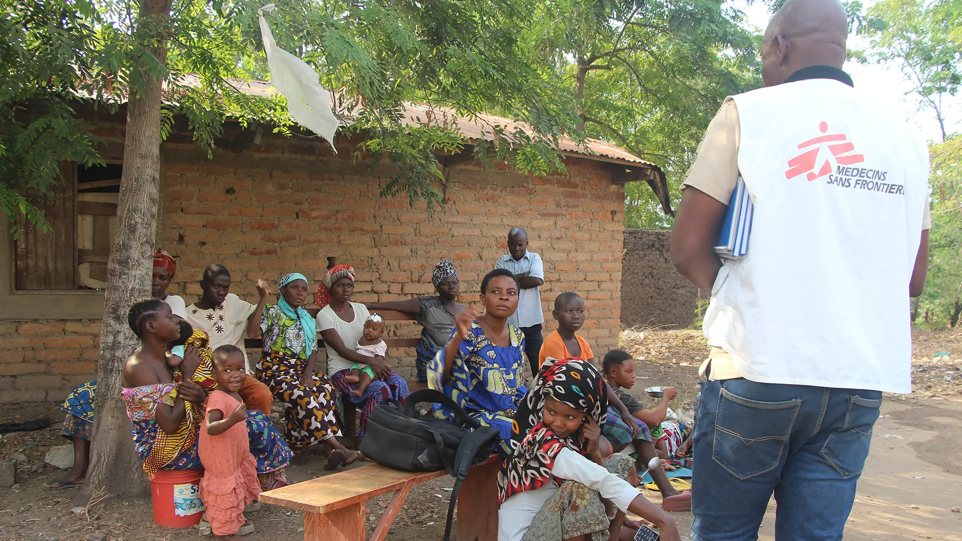 Pacientes y cuidadores asisten a una sesión de concientización sobre la malaria en el centro de salud de Lweba, apoyado por MSF, en la aldea de Katanga, territorio de Fizi, República Democrática del Congo.