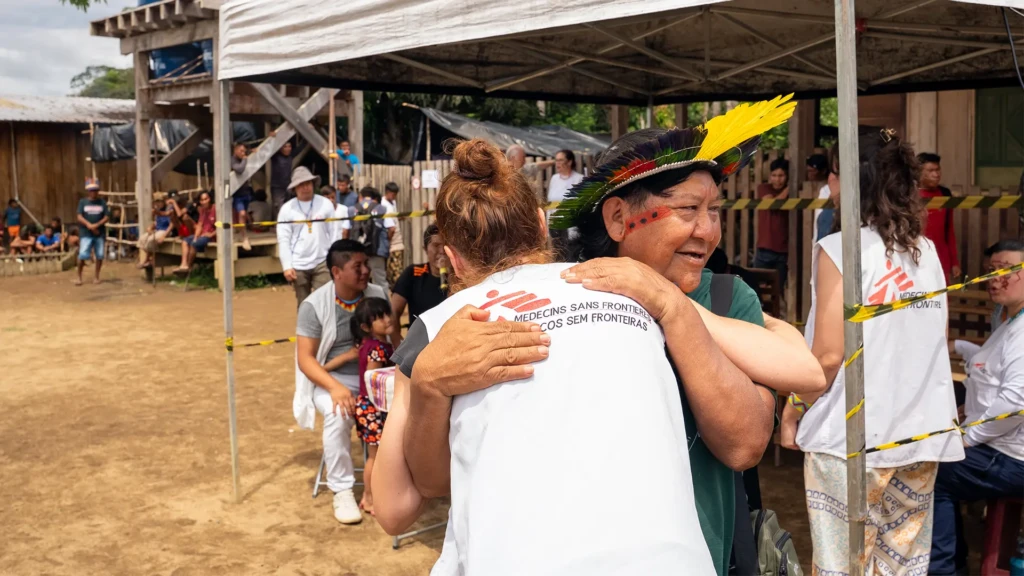 Davi Kopenawa, líder Yanomami, estuvo presente en la ceremonia de cierre de MSF en Auaris.