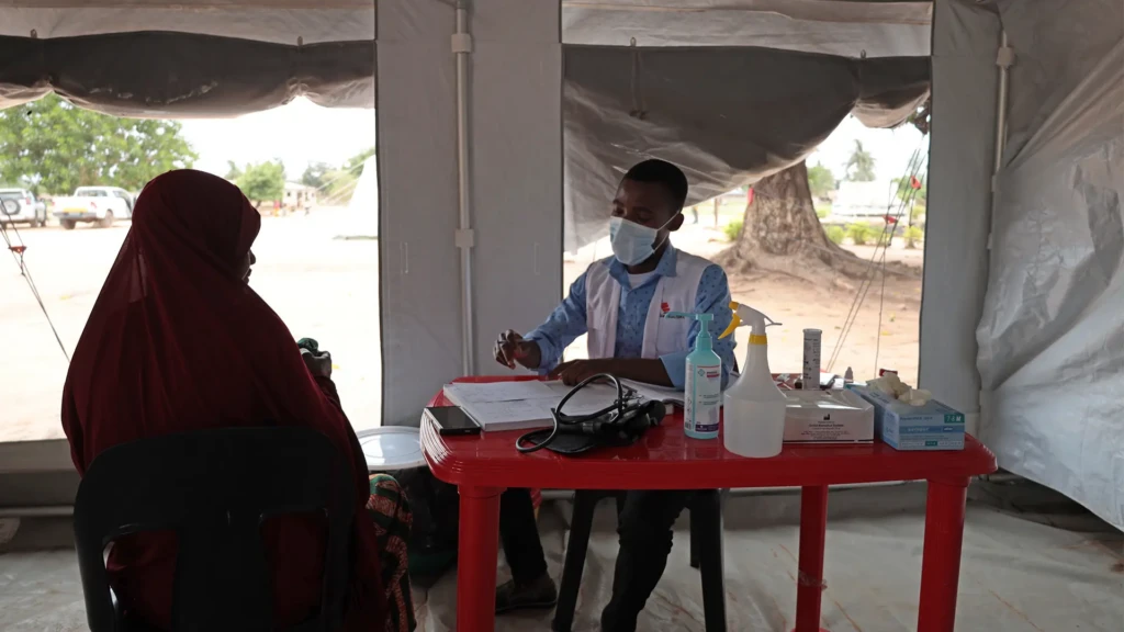 Baltazar Vicente Sassita, responsable clínico de MSF, atiende a una mujer en la clínica móvil de Alua Sede, como respuesta a la emergencia en la provincia de Nampula, Mozambique. © Sofia Minetto/MSF