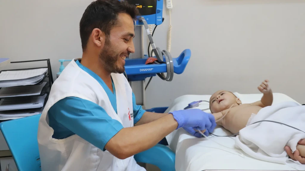 Abdul Mujeeb, enfermero de MSF, atiende a Zainab, una niña de dos años y medio que acaba de llegar a la sala de urgencias de la unidad pediátrica de MSF en el Hospital Regional Abo Ali Sina.Norte de Afganistán.