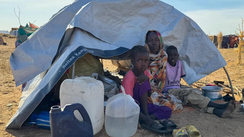 IO y sus dos hijos huyeron de El Fasher el viernes antes de que las Fuerzas de Seguridad Revolucionarias (RSF) tomaran el control.
