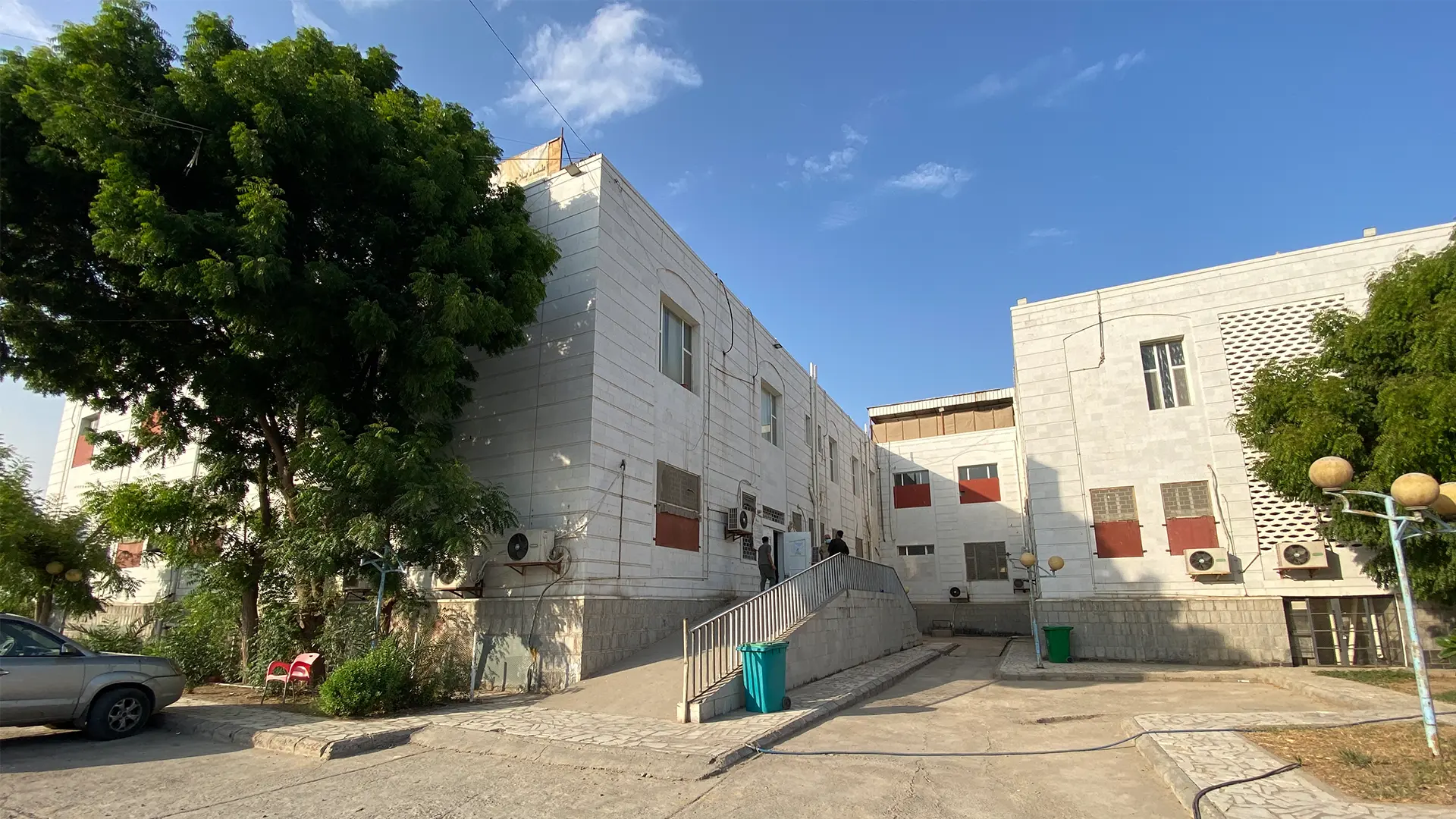 La entrada a la sala de emergencias del Centro de Trauma de MSF en Adén, dentro del Hospital Al-Salam en Adén, Yemen, donde se evalúa y estabiliza a los pacientes antes de recibir atención adicional. Yemen 2023.