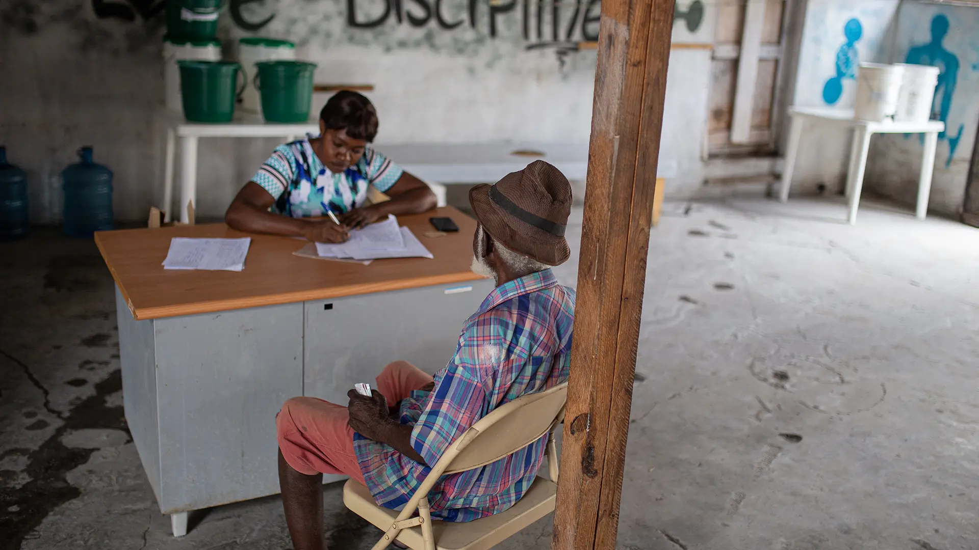 Un hombre con síntomas similares al cólera recibe tratamiento de una enfermera en una clínica móvil de MSF en Bel Air. Puerto Príncipe, Haití, marzo de 2023.