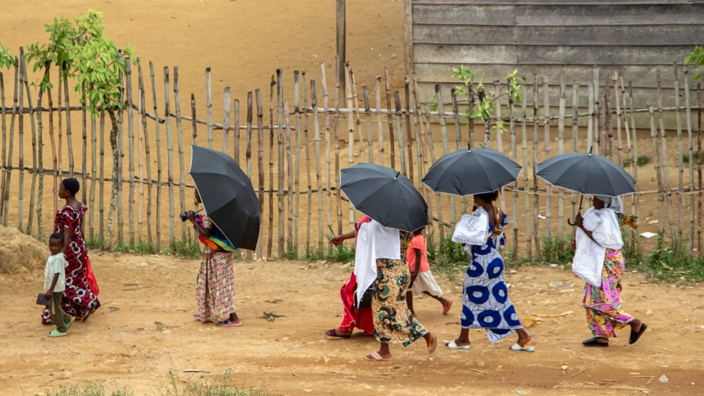 Mujeres,niñas y niños caminan hacia el hospital general de referencia de Walikale, en la provincia de Kivu Norte, en el este de la República Democrática del Congo. 