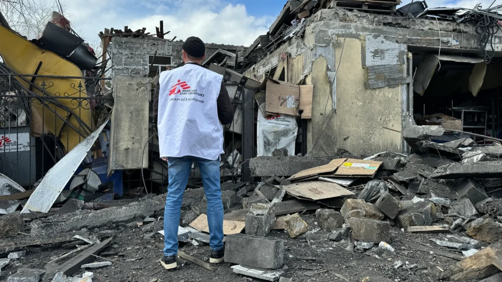 El asesor de seguridad Oleksandr Cherniavskyi evalúa el alcance de la destrucción. El equipo de MSF examina la magnitud de la destrucción tras el reciente ataque. La oficina de MSF ha quedado completamente destruida. Ucrania, abril de 2024.