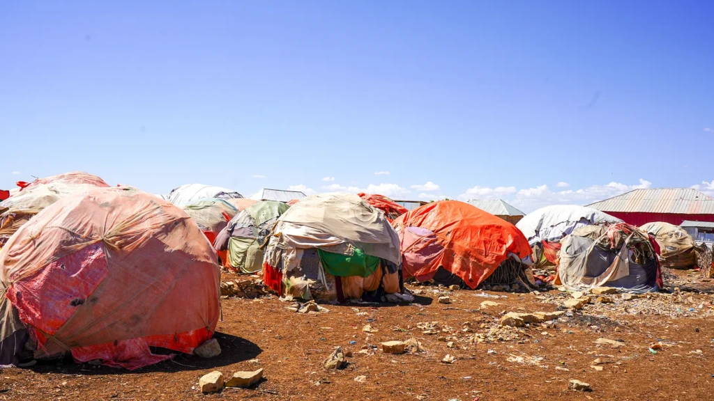 Refugios improvisados hechos por los residentes del campo de Isha Elbert en Baidoa, Somalia.