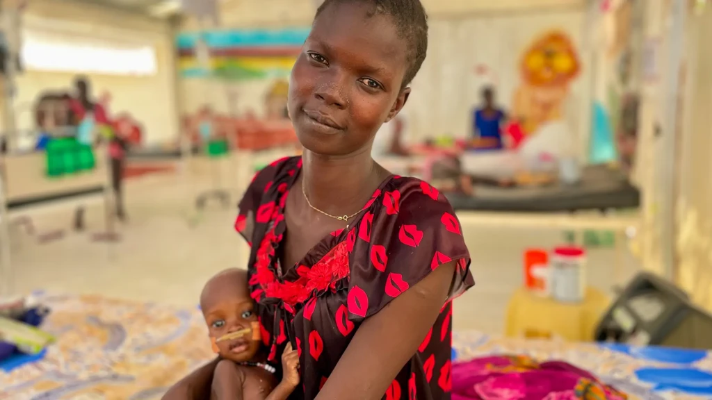 Nyethiey Gatdor, de 20 años, fue ingresada en el hospital de MSF en Leer con su bebé de 18 meses. Ambos están infectados con tuberculosis y el bebé también sufre de desnutrición. 