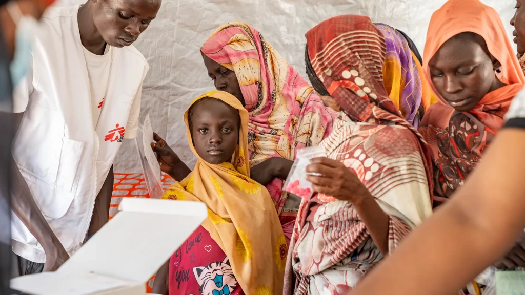 Aisha Ibrahim acompaña a su madre a la clínica móvil que gestiona MSF para desplazados de Sudán en Atam, en el condado de Renk, Sudán del Sur.