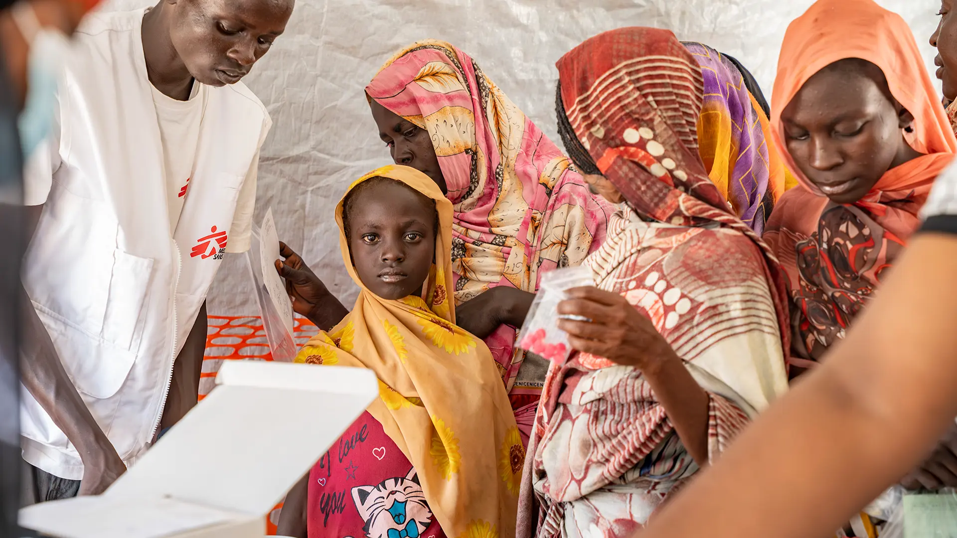 Aisha Ibrahim acompaña a su madre a la clínica móvil que gestiona MSF para desplazados de Sudán en Atam, en el condado de Renk, Sudán del Sur.