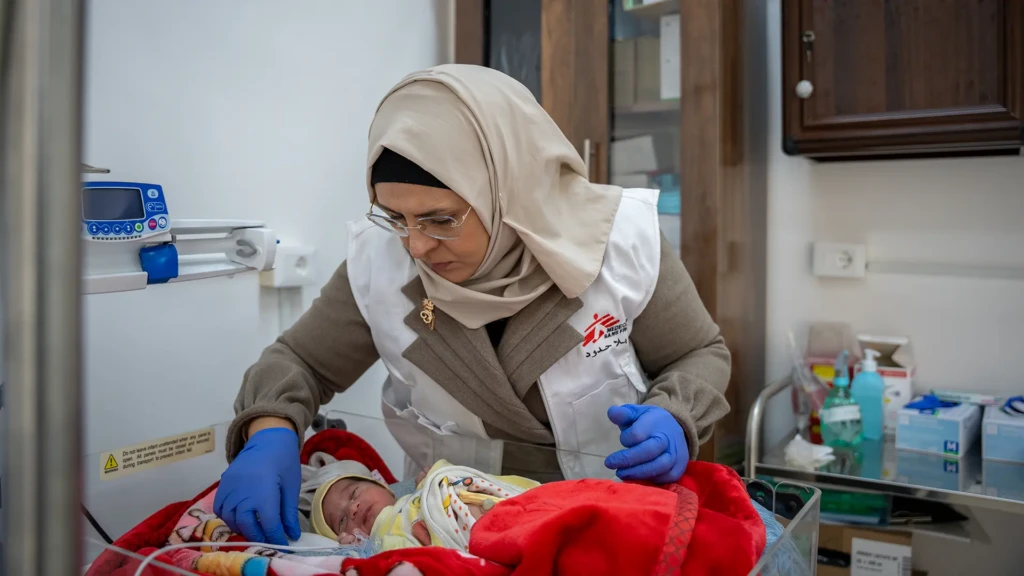 Fátima, supervisora ​​de partería de MSF, atiende a un recién nacido en la unidad de cuidados neonatales del Hospital Nacional de Nawa, en la gobernación de Dara'a, Siria.