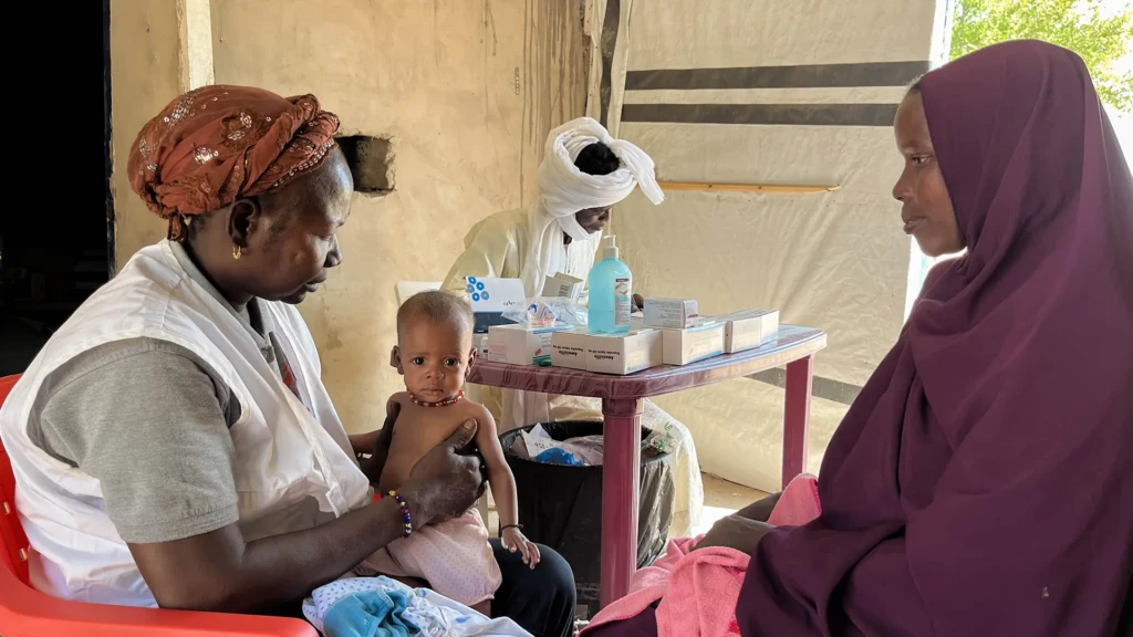 Achat Adam, de 30 años, y sus gemelas Zouleyha Moussa y Khalid Moussa, de 12 años, en una consulta con una integrante de MSF.