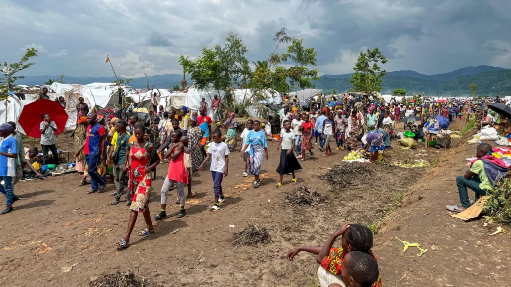 El centro de tránsito para personas refugiadas congoleñas en Ndava está habitado principalmente por jóvenes y mujeres. Hasta el momento, carecen de refugio, mantas y alimentos suficientes. 