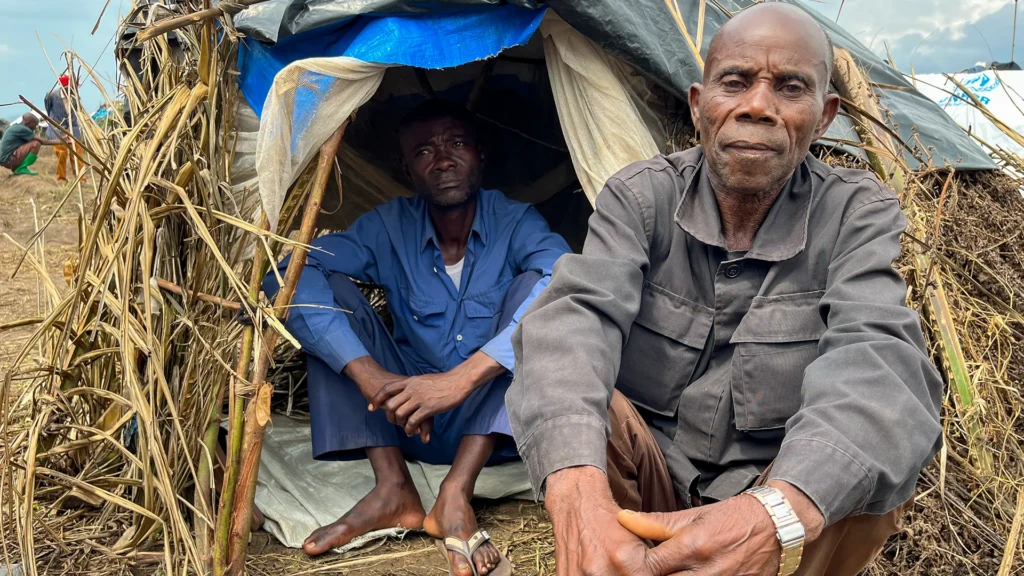 Sylvain Bitamenywa, de 72 años, vive en el centro de tránsito de Ndava. Se encontró solo en Burundi sin su familia y espera regresar pronto a RDC para ver si su familia está bien. 