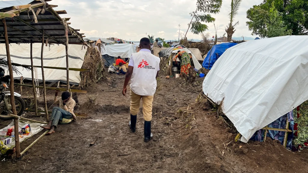 Un agente de promoción de la salud de MSF deriva a las personas a la clínica móvil del campamento de Ndava. El campamento se encuentra en una zona inundable.