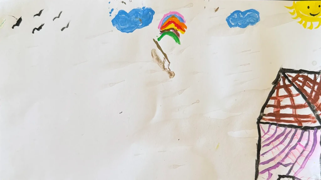 Hamida, 13 años Este es nuestro árbol grande y hermoso en el pueblo que dejamos al venir aquí. Me encantaba porque tenía moras riquísimas. Mi papá lo sacudía, y mis hermanos y yo corríamos a recogerlas del suelo. Había flores y tierra sembrada con cebollas cerca del árbol. Seguro que ya debe estar seco.