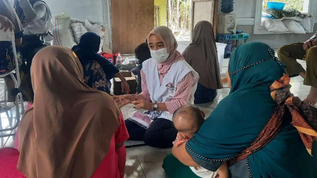 Una integrante de MSF atendiendo a un par de mujeres en Sumatra.