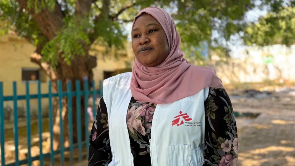 Sondos es intérprete médica en el Hospital Universitario El Geneina, en Darfur Occidental. La guerra interrumpió su educación. Posteriormente, se unió a MSF para brindar atención vital.