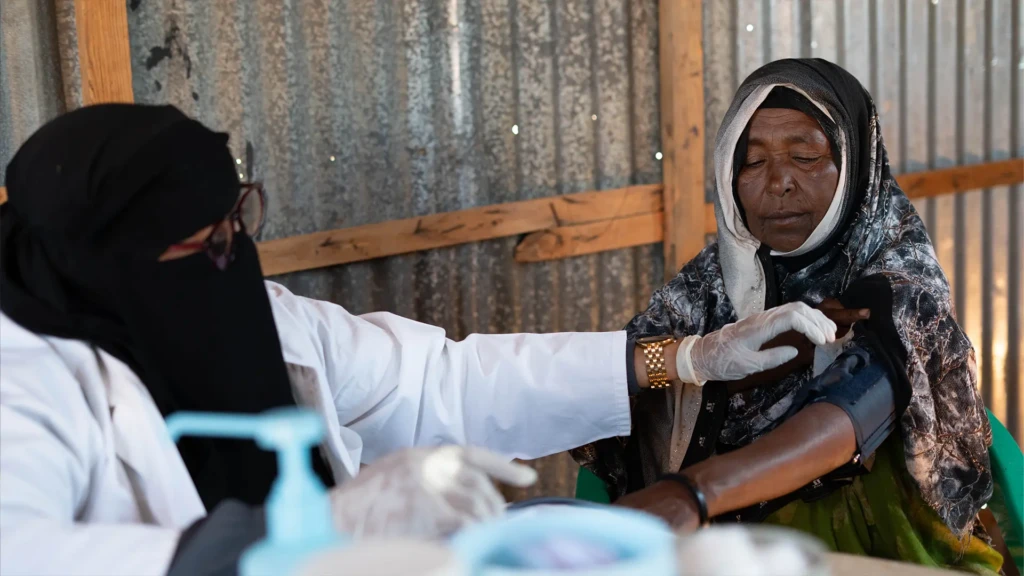 Sharifo Nur Osman, de 50 años, huyó de la violencia en Mogadiscio y de la sequía en su aldea. Somalia, 2026.