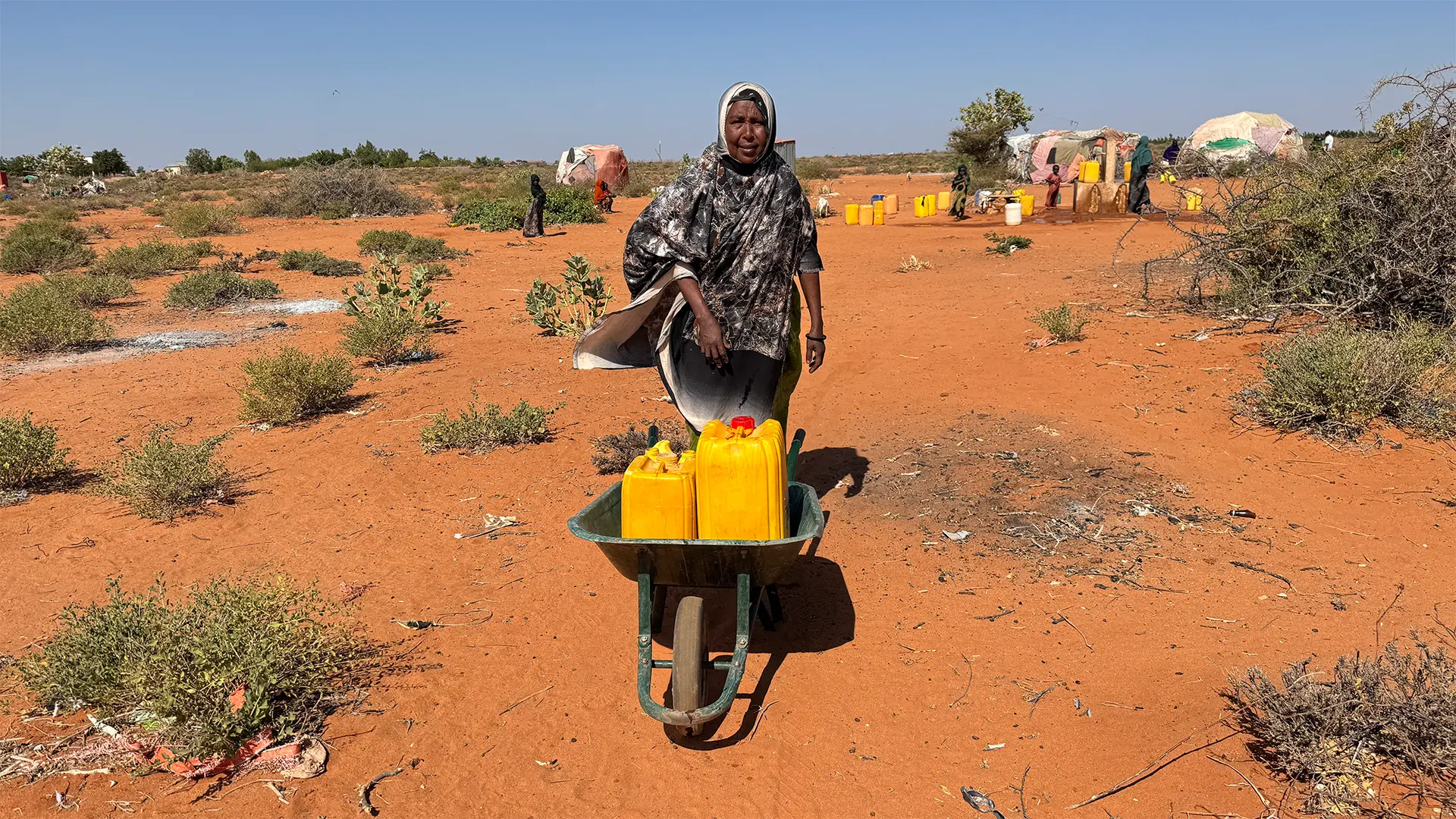 Sharifo Nur Osman, de 50 años, huyó de la violencia en Mogadiscio y de la sequía en su aldea. "Viajamos con otras familias", cuenta. Somalia, enero, 2026.