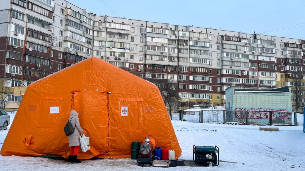 A medida que las temperaturas bajan hasta los -20 grados Celsius en Ucrania, las fuerzas rusas continúan bombardeando infraestructuras energéticas.