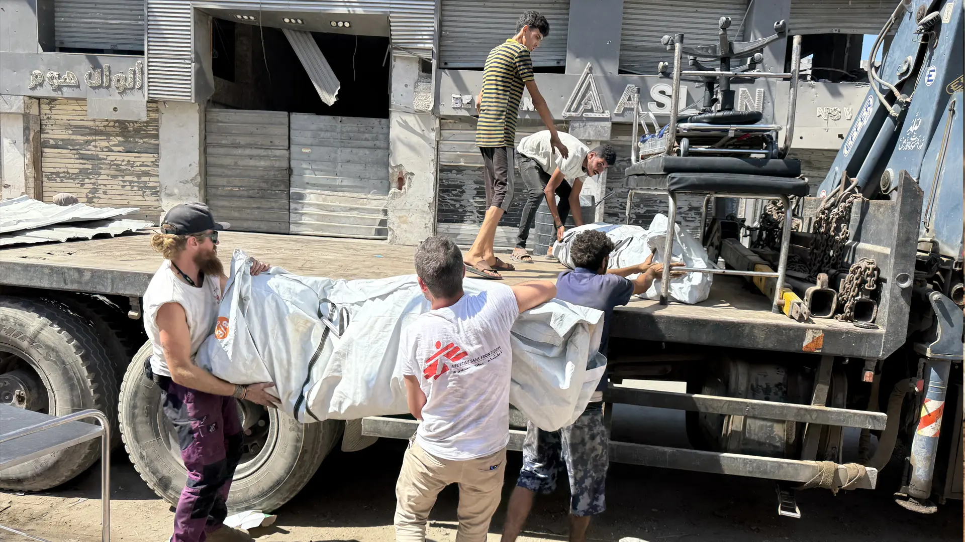 El personal de logística de MSF desmantelando y evacuando las tiendas de campaña que a menudo se utilizan para triaje, ya no están disponibles para la afluencia de heridos debido a los continuos ataques aéreos israelíes.