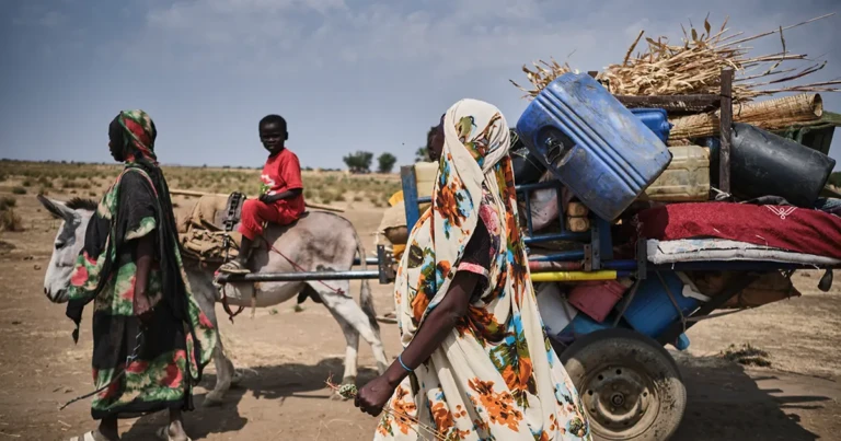Una familia recién llegada a Jerbana, cerca de la frontera con Sudán, llega con todas sus pertenencias en una carreta tirada por burros. Este es el medio de transporte que utilizan la mayoría de los refugiados que cruzan a Sudán del Sur. Jerbana, Sudán del Sur, febrero de 2025.